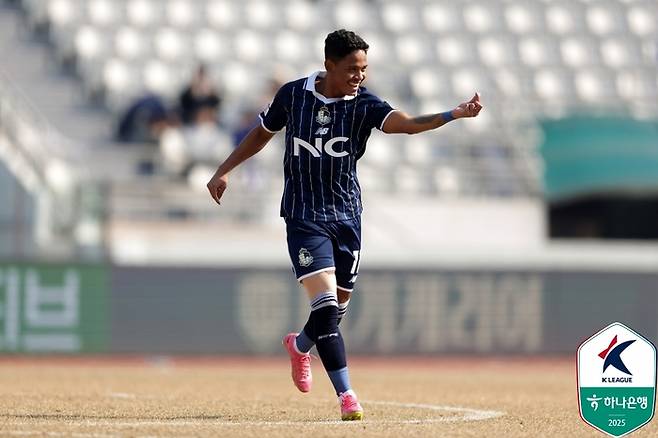 서울 이랜드 페드링요가 수원전에서 득점 후 세리머니를 펼치고 있다. 사진 | 한국프로축구연맹