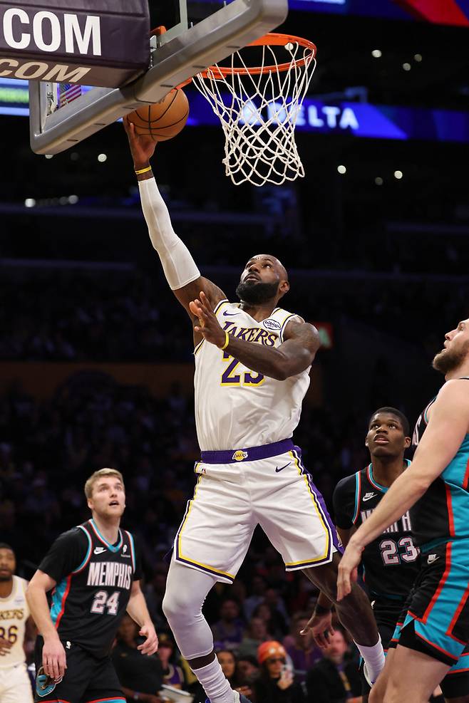 레이커스 제임스가 5일(한국 시간) 미국 캘리포니아주 LA 크립토닷컴 아레나에서 열린 2025~2026 미국프로농구(NBA) 정규시즌 멤피스전에서 레이업 슛을 시도하고 있다. 사진 | LA=Imagn Images 연합뉴스