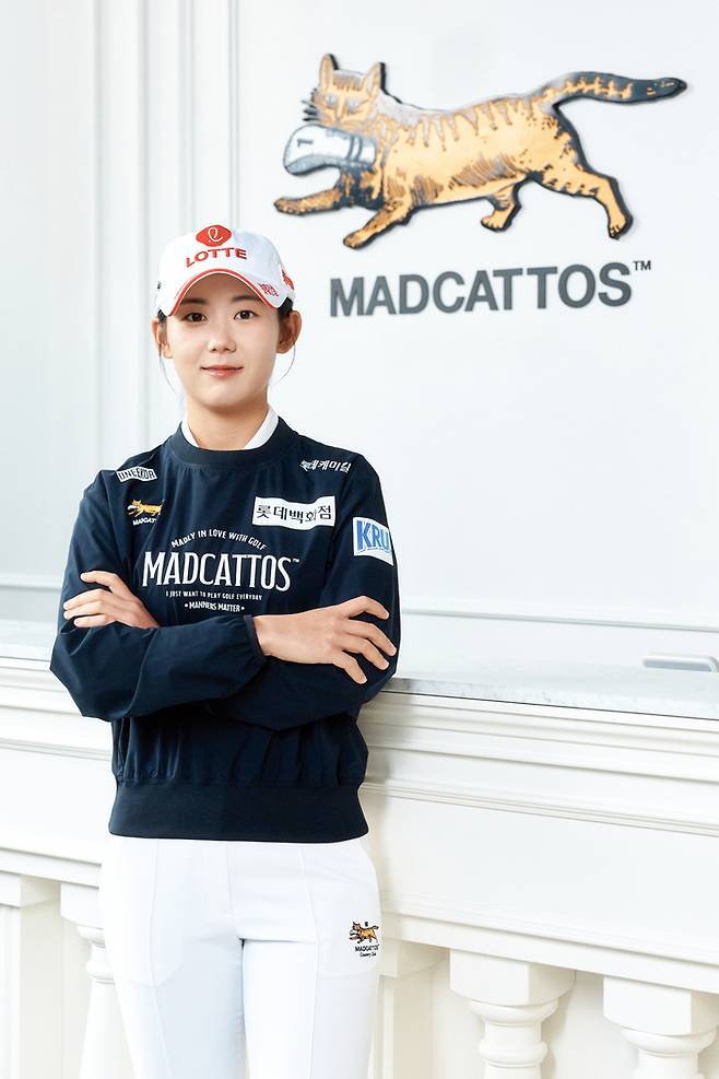 황유민이 왁티가 전개하는 프리미엄 골프브랜드 매드캐토스와 의류 후원계약을 맺고 포즈를 취하고 있다. 사진 | 와우매니지먼트