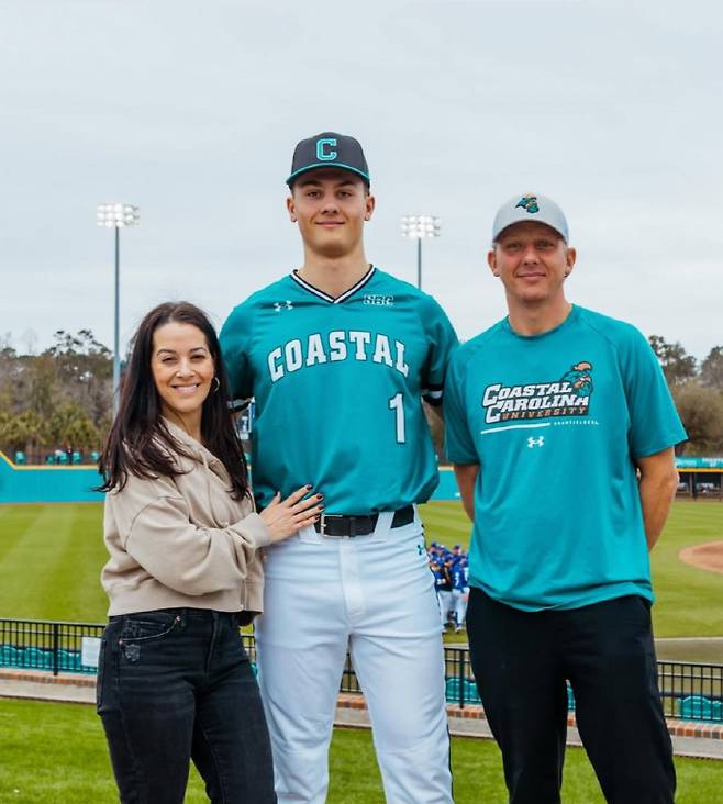 가족과 함께 한 케이론. 사진=케이론 SNS