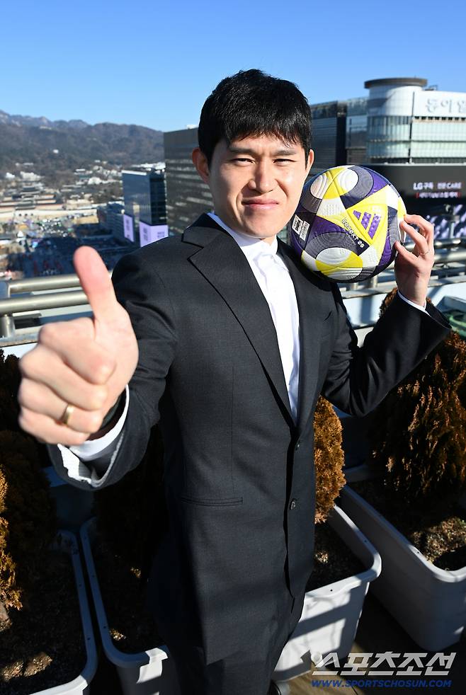 K리그1 MVP상을 수상한 울산HD FC 이동경이 서울 광화문 코리아나호텔에서 진행된 스포츠조선과의 인터뷰에 앞서 트로피와 함께 포즈를 취하고 있다. 허상욱 기자wook@sportschosun.com