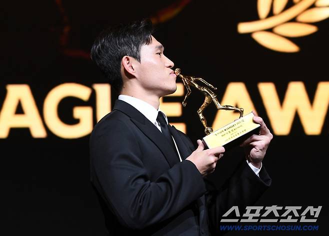 하나은행 K리그 2025대상 시상식이 1일 오후 서울 서대문구 스위스 그랜드호텔에서 열렸다. K리그1 MVP에 뽑힌 울산 이동경이 트로피에 입을 맞추고 있다. 정재근 기자 cjg@sportschosun.com/2025.12.1/