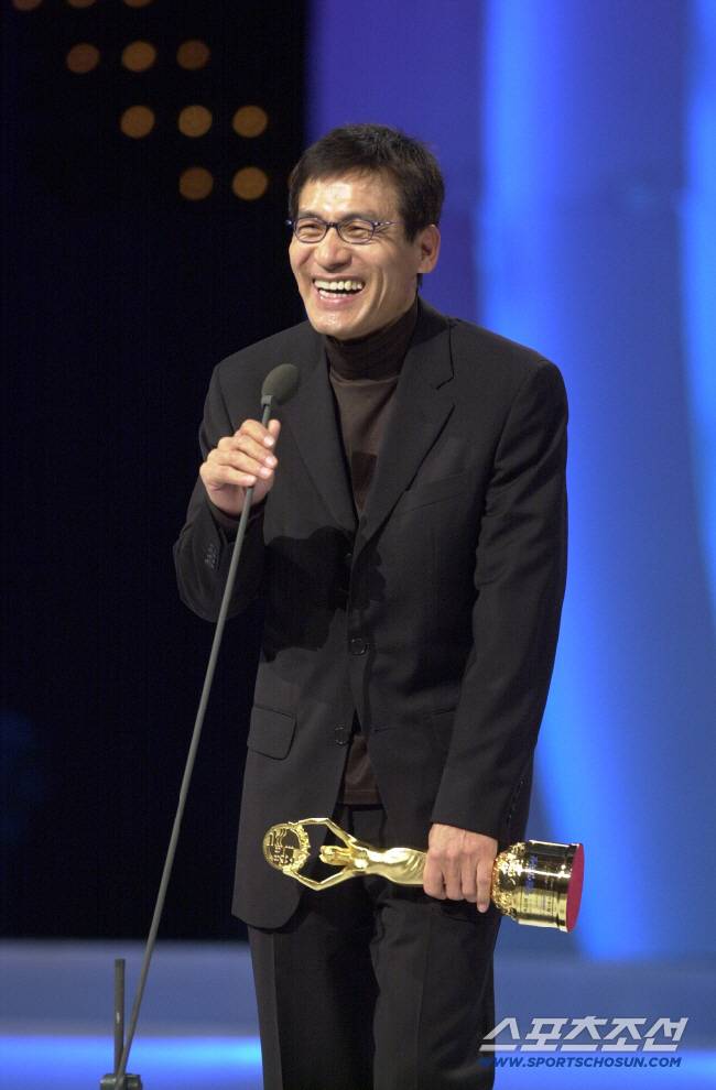 2001년 12월 12일 제22회 청룡영화상시상식 안성기.<국립극장=특별취재반>