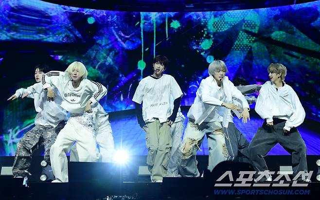 5일 서울 한남동 블루스퀘어에서 보이그룹 '아이덴티티(idntt)' 두 번째 유닛 예스위아(yesweare) 쇼케이스가 열렸다. 화려한 무대를 선보이고 있는 아이덴티티 멤버들. 한남동=송정헌 기자songs@sportschosun.com/2026.01.05/