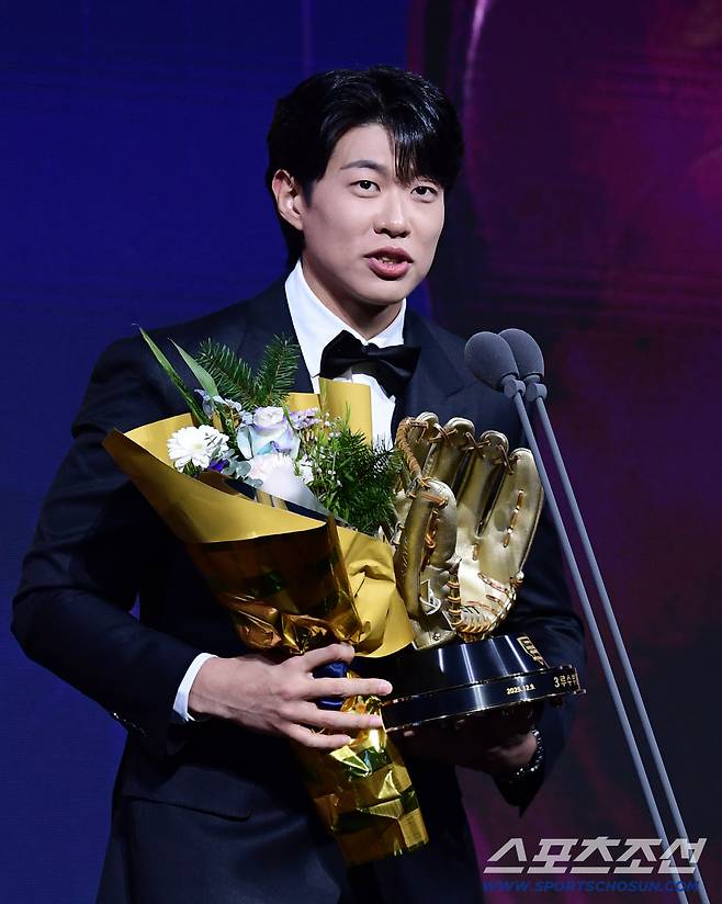 9일 서울 롯데호텔월드에서 KBO 골든글러브 시상식이 열렸다. 3루수 부문 골든글러브를 수상한 키움 송성문. 잠실=송정헌 기자songs@sportschosun.com/2025.12.09/