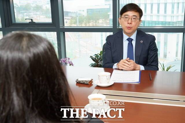 2일 오전 전주시 덕진구 만성동 전북창조경제혁신센터 대표이사실에서 박선종 대표가 <더팩트>와 대면 인터뷰를 하고 있다. /전주=김수홍 기자