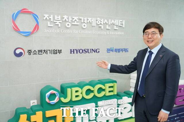2일 오전 전주시 덕진구 만성동 전북창조경제혁신센터 대표이사실에서 박선종 대표가 <더팩트>와 대면 인터뷰를 하고 있다. /전주=김수홍 기자