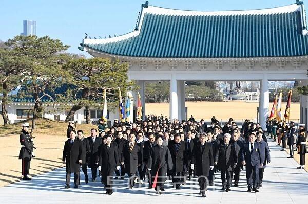 한국자유총연맹 김성옥 총재 직무대리와 김상욱 사무총장 직무대리, 연맹 임직원 및 서울시지부 산하 조직간부 등 200여 명이 5일 서울 동작동 국립서울현충원을 찾고 있다.