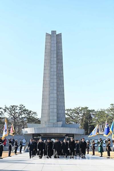 한국자유총연맹 김성옥 총재 직무대리와 김상욱 사무총장 직무대리, 연맹 임직원 및 서울시지부 산하 조직간부 등 200여 명이 5일 서울 동작동 국립서울현충원을 찾고 있다.