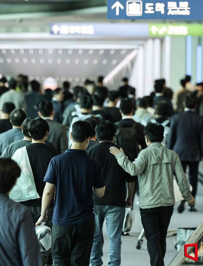 입국자들이 들어서고 있는 인천국제공항 제2터미널. 공항사진기자단