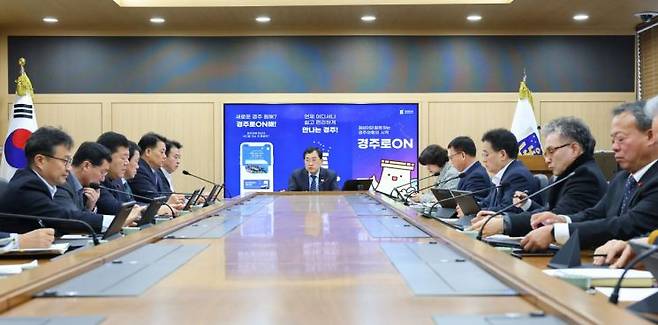 주낙영 시장이 5일 오전 청내 영상회의실에서 국소본부장 회의를 주재하며 새해 시정 운영 방향과 주요 현안에 대해 발언하고 있다. 경주시 제공