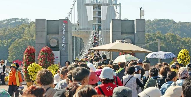 전북 임실군 옥정호 붕어섬 생태공원 출렁다리가 개통 3년 만에 누적 방문객 176만명을 넘어섰다. 사진은 관광객들이 출렁다리를 이용하고 있는 모습. 전북 임실군 제공