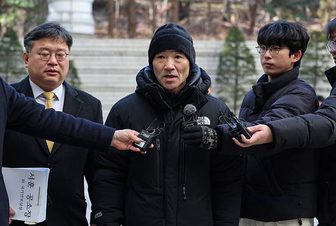 ‘서해 공무원 피격 사건’ 해양수산부 공무원 故이대준 씨의 친형 이래진 씨와 변호인이 26일 서울 서초구 중앙지방법원에서 열린 1심 선고 공판에 출석하면서 기자들의 질문에 답하고 있다. /뉴스1