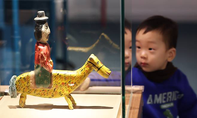 서울 종로구 국립민속박물관에서 열리고 있는 병오년 말띠해 특별전 ‘말들이 많네-우리 일상 속 말’ 전시장에서 한 어린이 관람객이 꼭두 유물을 바라보고 있다. /장경식 기자