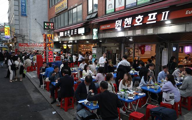 서울 을지로 노가리 골목이 시민들로 붐비고 있다. 사진은 기사 내용과는 무관. /뉴스1