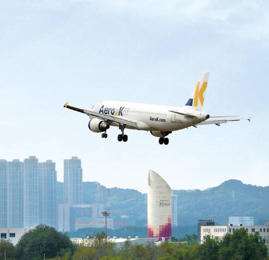 충청권 하늘길의 관문인 충북 청주국제공항에 비행기가 떠있는 모습.  김영태 기자