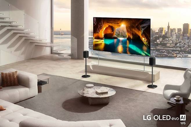LG전자의 9㎜대 무선 월페이퍼 TV 'LG 올레드 에보 W6'. 차별화된 무선 전송 기술과 하이퍼 래디언트 컬러 기술을 적용한 압도적인 화질로 나만의 갤러리를 완성하는 제품이다. ⓒLG전자
