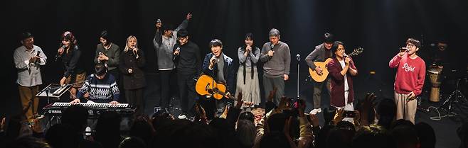 ‘영원한 가객’ 김광석의 30주기를 앞두고 4일 서울 종로구 아르코꿈밭극장(옛 학전블루 소극장)에서 추모 공연이 열렸다. 김광석추모사업회 제공