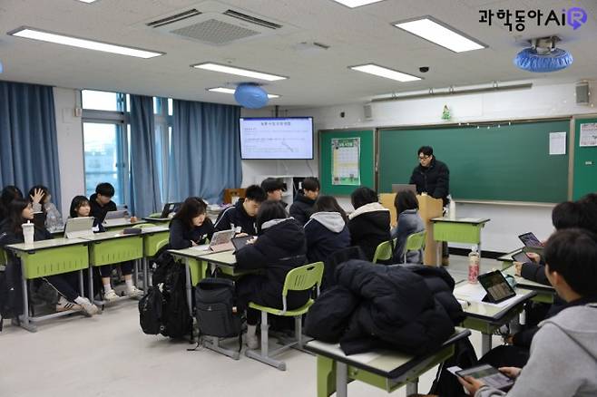 토론 수업을 준비하고 있는 원곡고 1학년 7반 학생들과 최윤수 교사의 모습. 동아사이언스 제공
