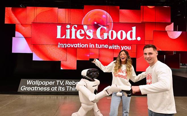 LG전자가 미국 라스베이거스에서 현지시간 6일 개막하는 CES 2026에 참가한다. 전시관 입구에는 초슬림·초밀착 무선 월페이퍼 TV ‘LG 올레드 에보 AI W6’ 38대를 천장에 매달아 공중에 떠 있는 듯 연출한 초대형 오브제가 관람객들을 맞이한다. 홈 로봇 'LG 클로이드'와 모델들이 초대형 오브제 앞에서 다양한 포즈를 취하고 있다. LG전자 제공