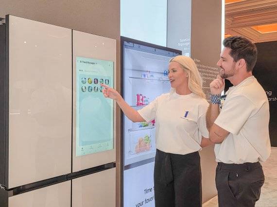 삼성전자 모델이 미국 라스베이거스에서 열리는 세계 최대 가전·정보기술(IT) 전시회 'CES 2026'에 마련된 윈호텔 삼성전자 단독 전시관에서 '비스포크 AI 패밀리허브' 냉장고를 소개하고 있다. 삼성전자 제공
