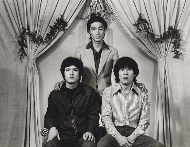 고인이 된 안성기를 추모하는 올린 페이스북 이용자의 사진들. 영화 스틸 속 안성기.