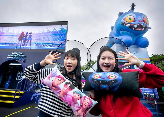 에버랜드가 넷플릭스와 협업해 선보이고 있는 케이팝 데몬 헌터스 콘텐츠를 경험한 고객들이 지난해 12월 기준으로 40만명을 돌파했다. 삼성물산 제공