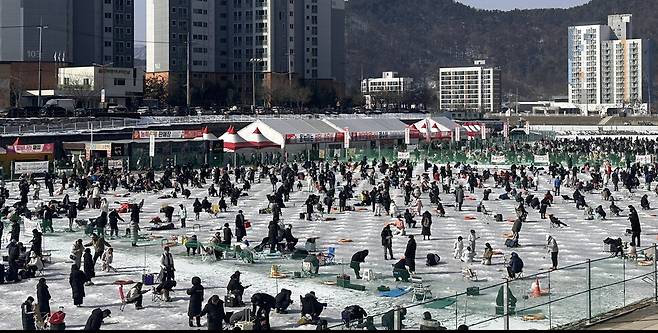 ‘2025 산천어축제\' 폐막일인 2025년 2월2일 강원도 화천군 화천천에 수많은 관광객이 몰려와 있다. 연합뉴스