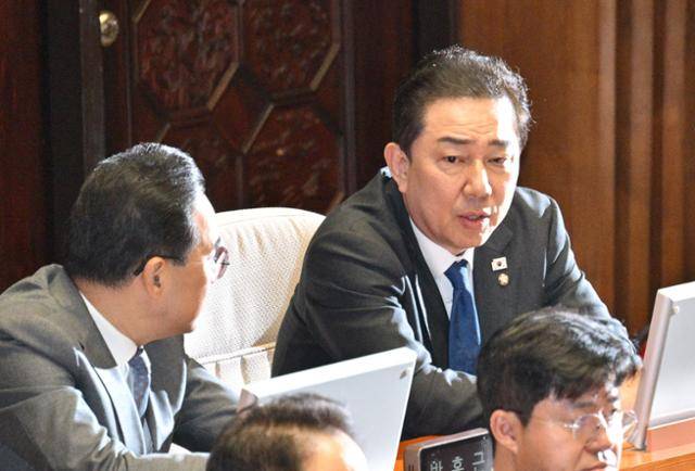 지난달 30일 국회 본회의에 김병기 전 더불어민주당 원내대표가 심각한 표정으로 여당 의원들과 이야기를 나누고 있다. 최주연 기자