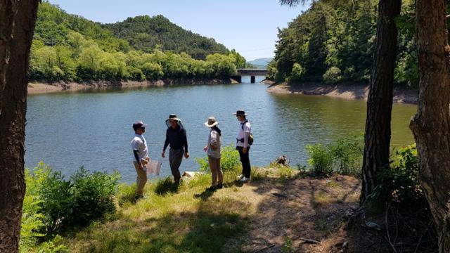 속리산으로 가기 위해 넘어야 하는 말티재 아래에 조성된 장재저수지. 속리산 자락에 폭 안긴 저수지의 수려한 풍광이 오가는 이들의 발길을 잡아 세운다. 이곳에 '포토존'이 설치돼 SNS 등을 통한 숲길 홍보 활용 방안으로 고려됐지만, 변화무쌍한 저수지 수위 때문에 설치되지 않고 있다. 평소에는 '강태공'이 차지하는 공간이다. 보은군 제공