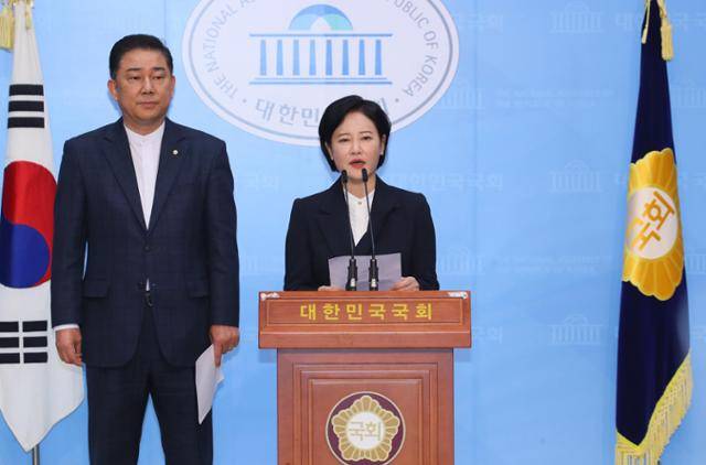 21대 총선을 앞둔 2020년 3월 김병기(왼쪽) 더불어민주당 서울 동작갑, 이수진 서울 동작을 국회의원 후보가 26일 국회 정론관에서 경제위기 대상자에 대한 긴급 재난극복수당 지원을 요청하고 있다. 연합뉴스
