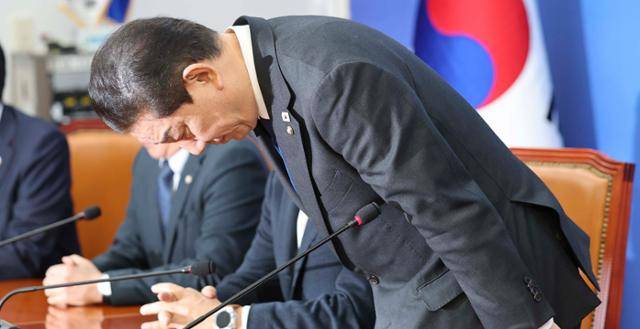 김병기 더불어민주당 의원이 지난달 30일 국회에서 열린 원내대책회의에서 원내대표직 사퇴를 밝히며 고개를 숙이고 있다. 뉴스1