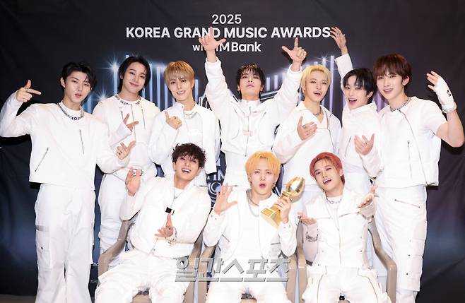 ‘2025 코리아 그랜드 뮤직 어워즈 with iM뱅크’(2025 KGMA) 첫날 아티스트데이가 14일 오후 인천 영종도 인스파이어 아레나에서 펼쳐졌다. 싸이커스가 수상 후 트로피 세리머니를 하고 있다.&nbsp; 영종도(인천)=KGMA특별취재단/2025.11.14./