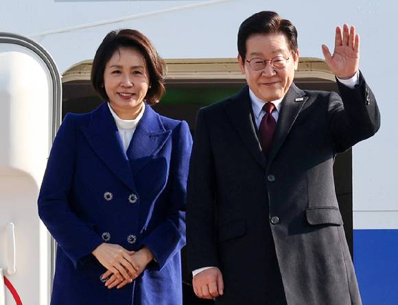 중국을 국빈방문하는 이재명 대통령과 김혜경 여사가 지난 4일 성남 서울공항 공군1호기에서 환송객에게 인사하고 있다.  [사진=연합뉴스]