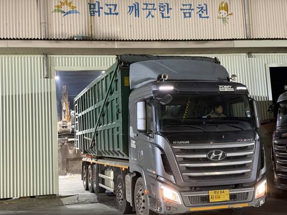 충남에서 온 폐기물 트럭이 서울 금천구 생활쓰레기 적환장에서 종량제 쓰레기를 가득 실은 뒤 떠나고 있다. 천권필 기자