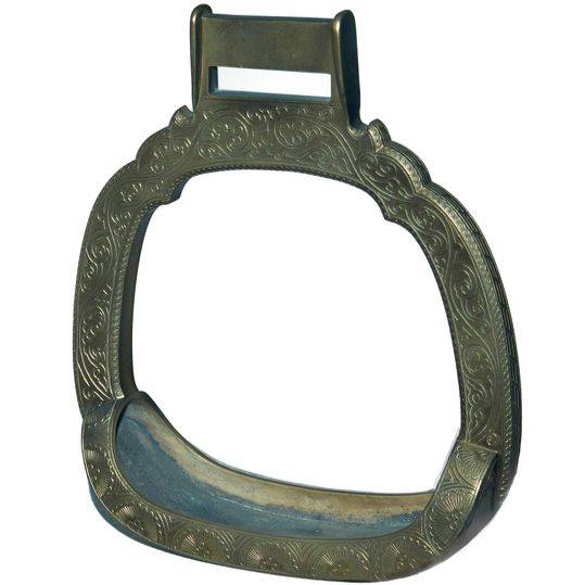 말에 오르내릴 때, 말 위에서 균형을 잡기 쉽게 해주는 발걸이는 편의성에 장식미도 갖췄다.