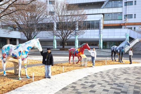 말박물관 앞에서 '사계의 말과 행운을 찾는 젊은이' 작품 중 각자 마음에 든 말과 포즈를 취한 곽준혁·김도연·윤보영(왼쪽부터) 학생기자.