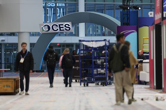 세계 최대 가전·정보기술(IT) 박람회 CES 2026 개막을 앞둔 3일(현지시간) 미국 네바다주 라스베이거스 컨벤션센터(LVCC)에서 관계자들이 부스를 설치하고 있다. 연합뉴스