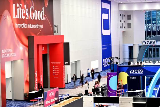 미국 라스베이거스에서 열리는 세계 최대 가전·IT 전시회에 참가하는 LG전자가 3일(현지시간) 컨벤션센터(LVCC)에서 전시 공간을 만들고 있는 모습이다. 뉴스1