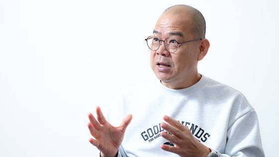 박경식 작가가 지난 15일 서울 상암동 중앙일보에서 인터뷰 하고 있다. 김종호 기자