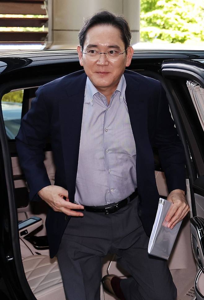 이재용 삼성전자 회장이 2025년 8월 24일 서울 강서구 김포비즈니스항공센터에서 한미 정상회담 경제사절단 동행을 위해 미국으로 출국하고 있다. 사진=뉴스1