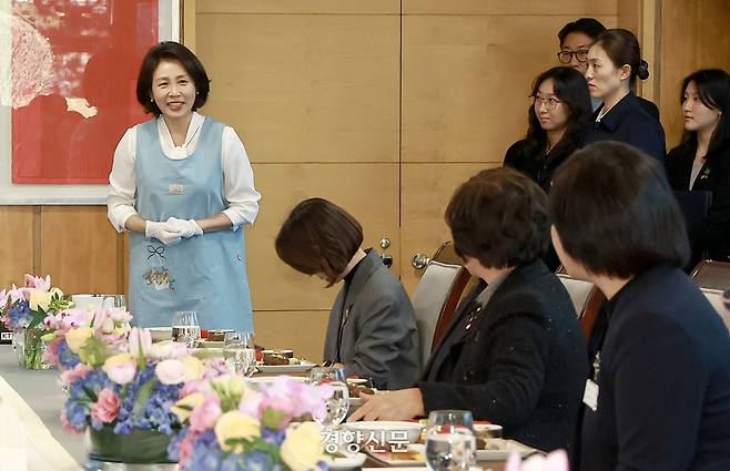 김혜경 여사가 5일 베이징 주중 한국대사관저에서 열린 한중 가교 역할 중국인 여성 초청 한식 오찬 간담회에서 참석자들을 위한 떡국에 고명을 얹어 옮기고 있다. 김창길 기자