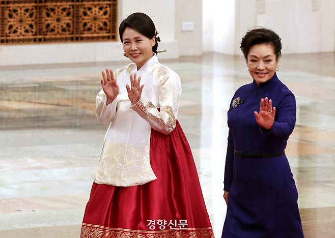 김혜경 여사와 펑리위안 여사가 5일 오후 베이징 인민대회당 북대청에서 열린 공식환영식에 입장하고 있다. 2026.1.5 김창길 기자