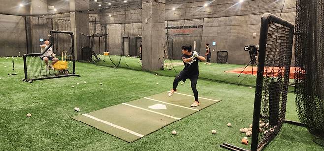 한화 선수들이 대전 한화생명볼파크 실내 훈련장에서 타격 훈련을 하고 있다. 한화이글스 제공