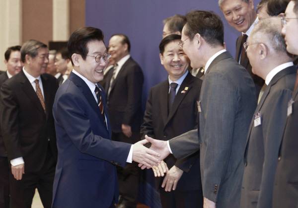 중국을 국빈방문 중인 이재명 대통령이 5일 베이징 조어대에서 열린 한·중 비즈니스 포럼에서 이재용 삼성전자 회장과 인사하고 있다. 연합뉴스