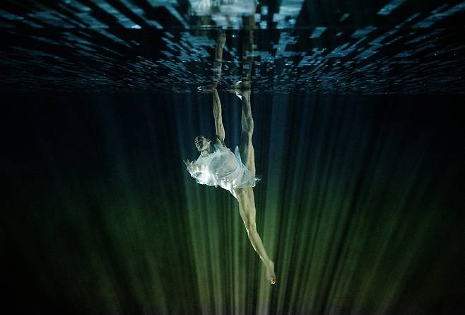 Company Wayne McGregor's "Deepstaria" (Ravi Deepres)