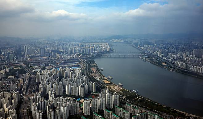 The photo shows apartment complexes along the Han River as seen from Lotte World Tower in Songpa District on Sept. 29, 2025, with the Gangnam areas — including Gangnam and Songpa districts — on the left. The Seoul Metropolitan Government said on that day that it plans to begin construction on 310,000 housing units by 2031. [NEWS1]