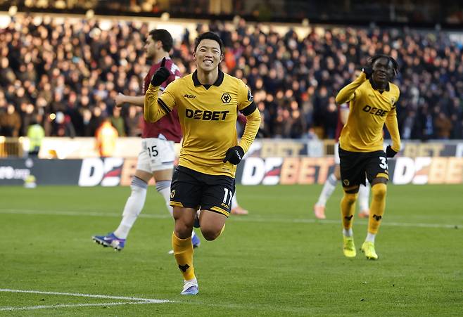 Wolverhampton Wanderers forward Hwang Hee-chan celebrates scoring during a Premier League match against West Ham at Molineux Stadium in Wolverhampton, England on Jan. 3. [REUTERS/YONHAP]