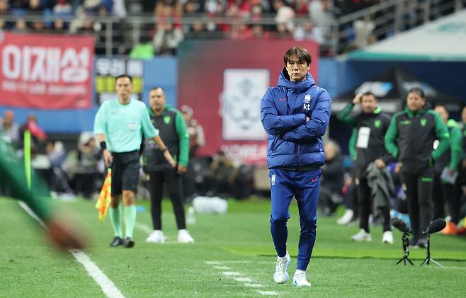 Hong Myung-bo, Korean national team manager, right, looks on during a friendly against Bolivia at Daejeon World Cup Stadium in Daejeon on Nov. 14, 2025. [YONHAP]