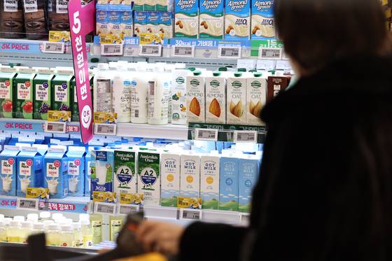Milk products are on display at a retail store in Seoul on Jan. 1. [NEWS1]